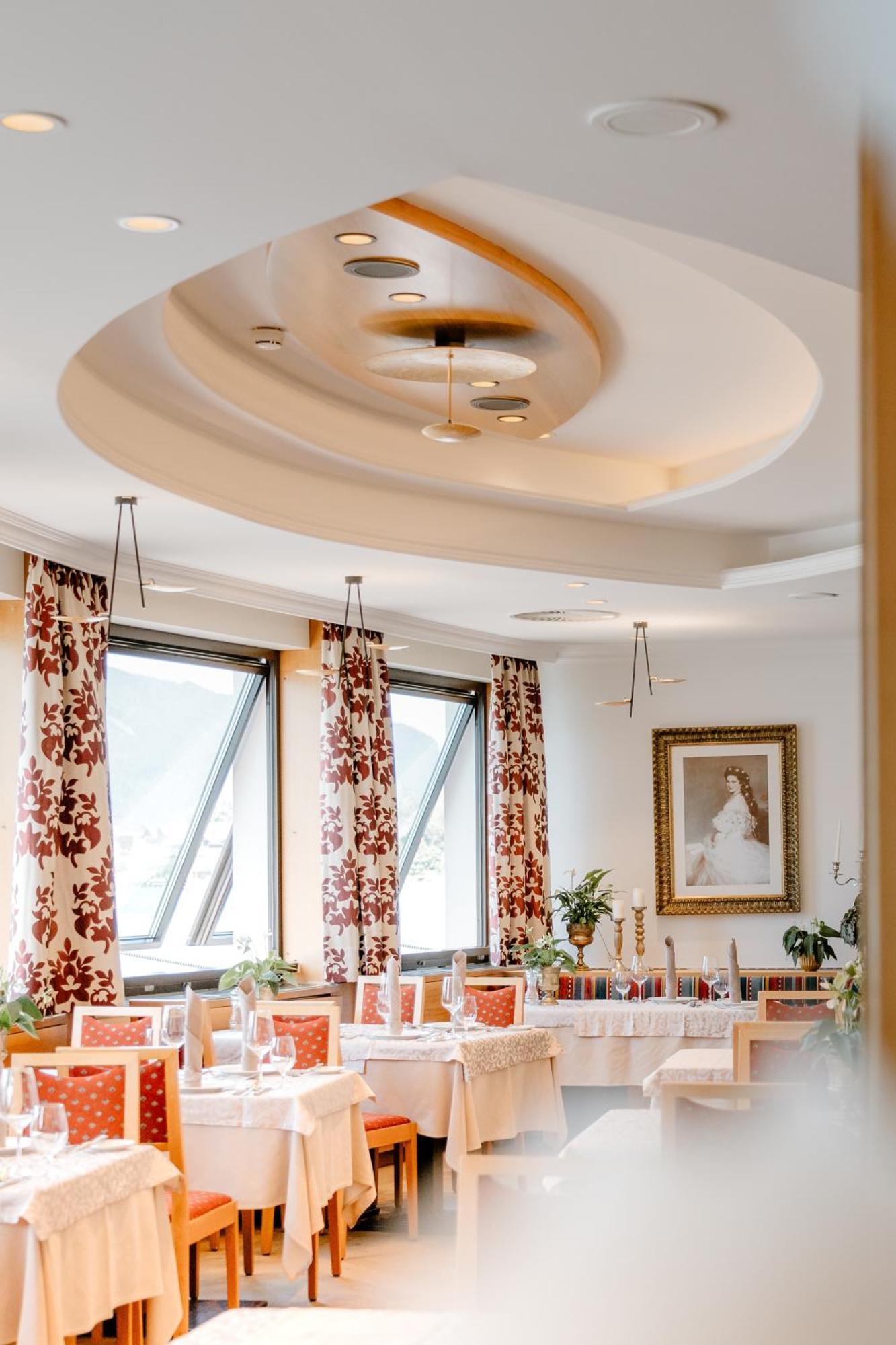 Hotel Romantik Im Weissen Roessl Am Wolfgangsee 4*